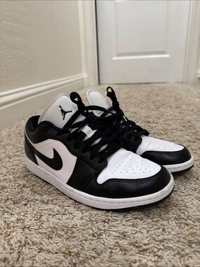 Nike Low-Top Sneakers - Black and White